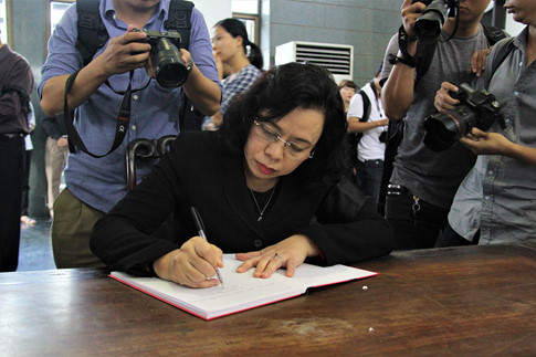 Gia đình cụ Hoàng Thị Minh Hồ tặng tiền phúng viếng cho đồng bào lũ lụt